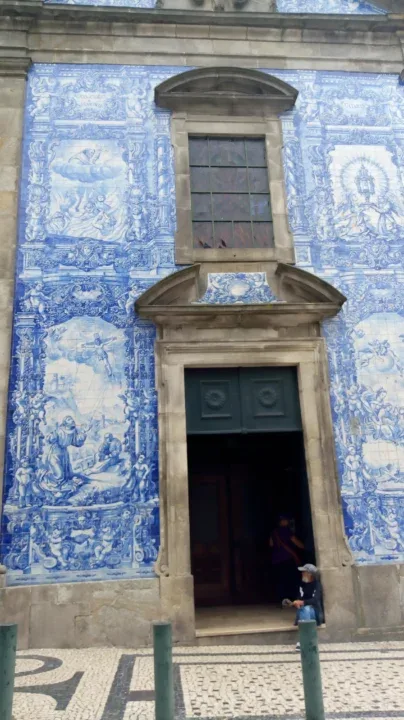 a blue and white tiled building
